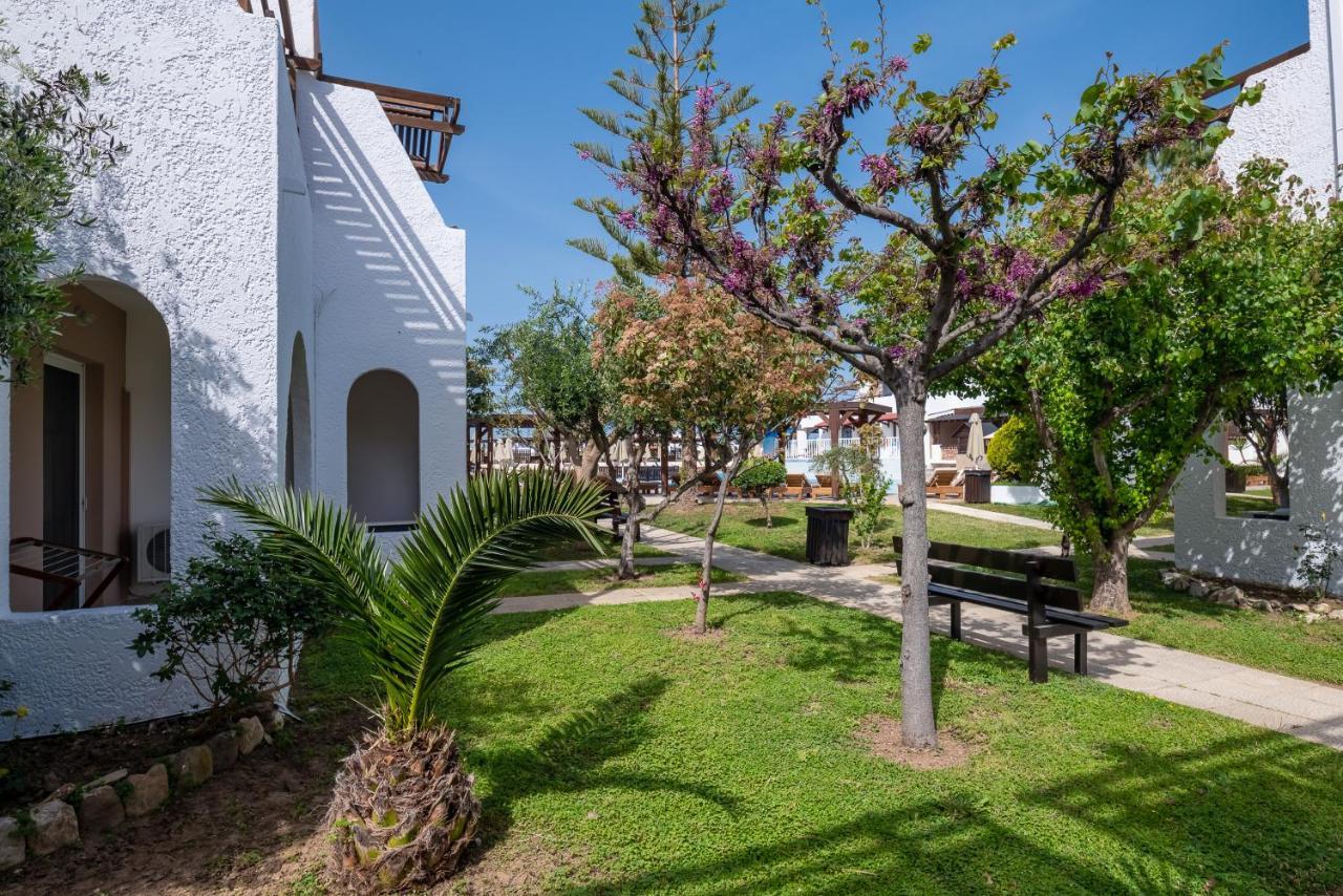 Gaia Village Tigkaki  Luaran gambar